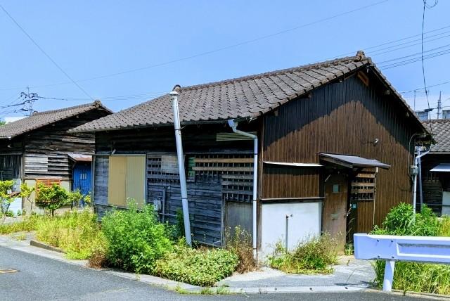 マンション共用部の除草作業