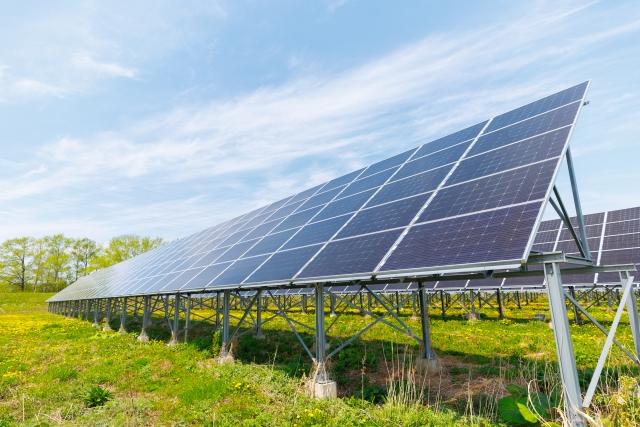 電気工事士による安全第一の太陽光パネル撤去作業