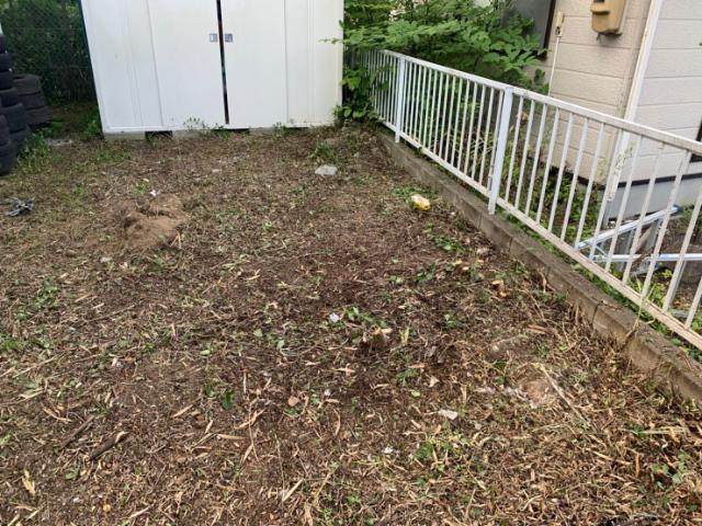 傾斜地の丁寧な草刈り作業