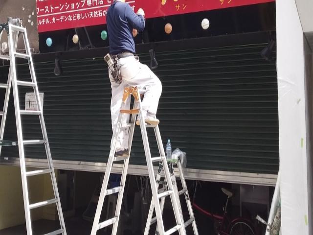 看板撤去から壁面補修まで一括で対応